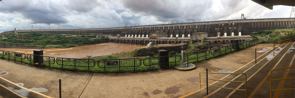 Panorámica (algo deformada) para intentar mostrar la magnitud de la presa